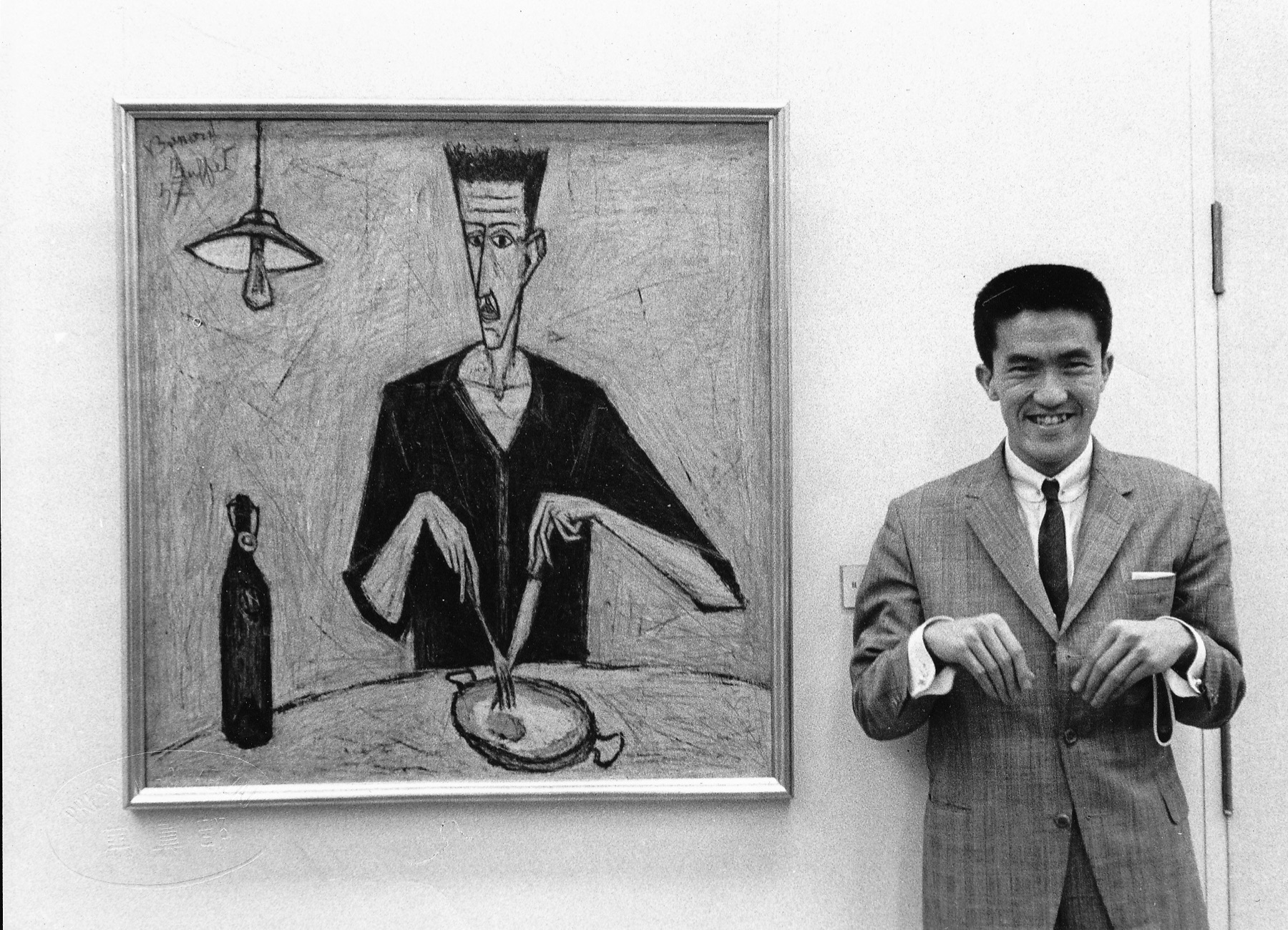 ベルナール・ビュッフェの版画の前での永六輔