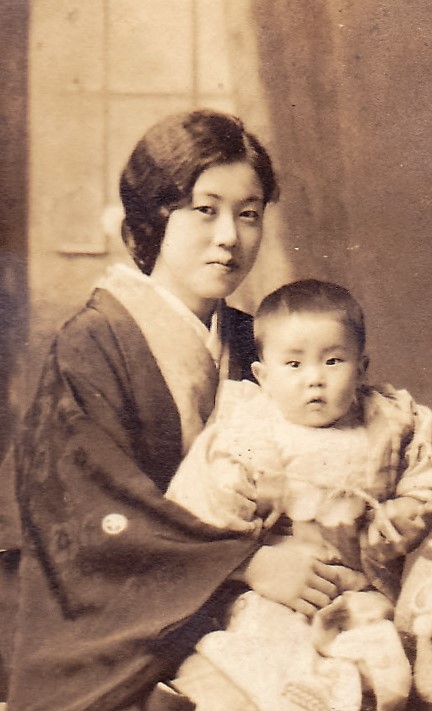 母・登代に抱かれた幼い永六輔