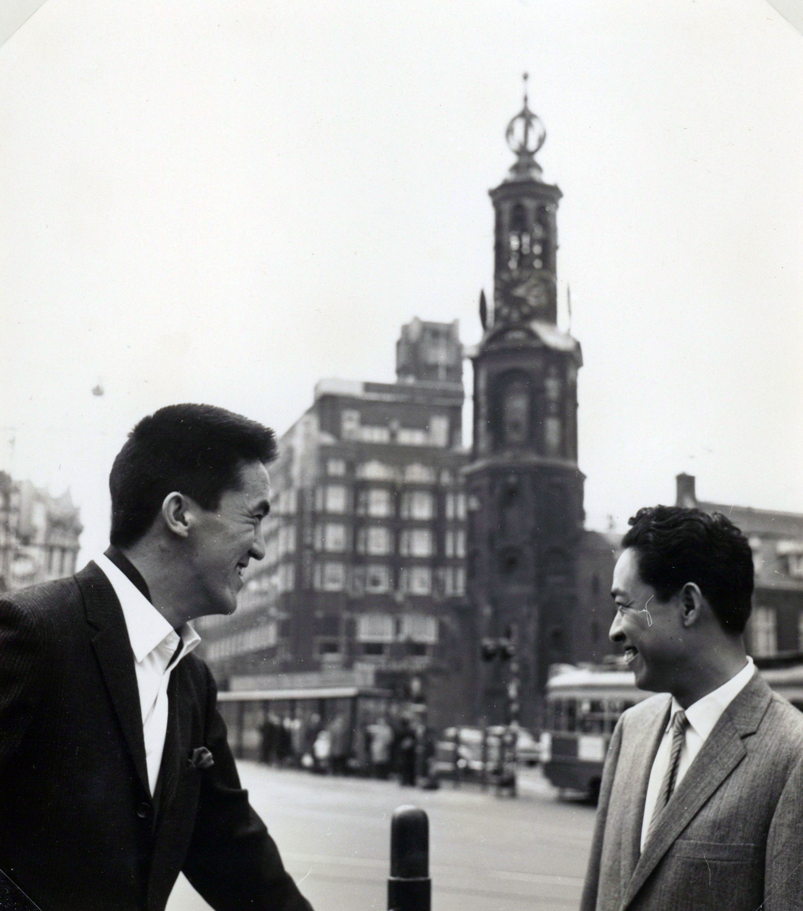 オランダの街角で中村八大さんと話す永六輔