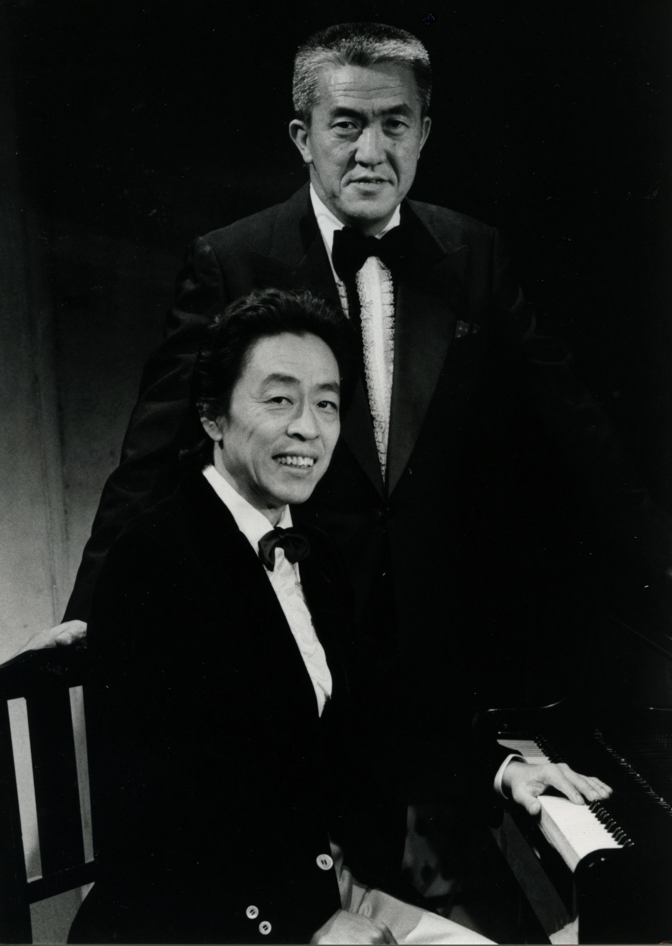 ピアノの前で中村八大さんと写る永六輔