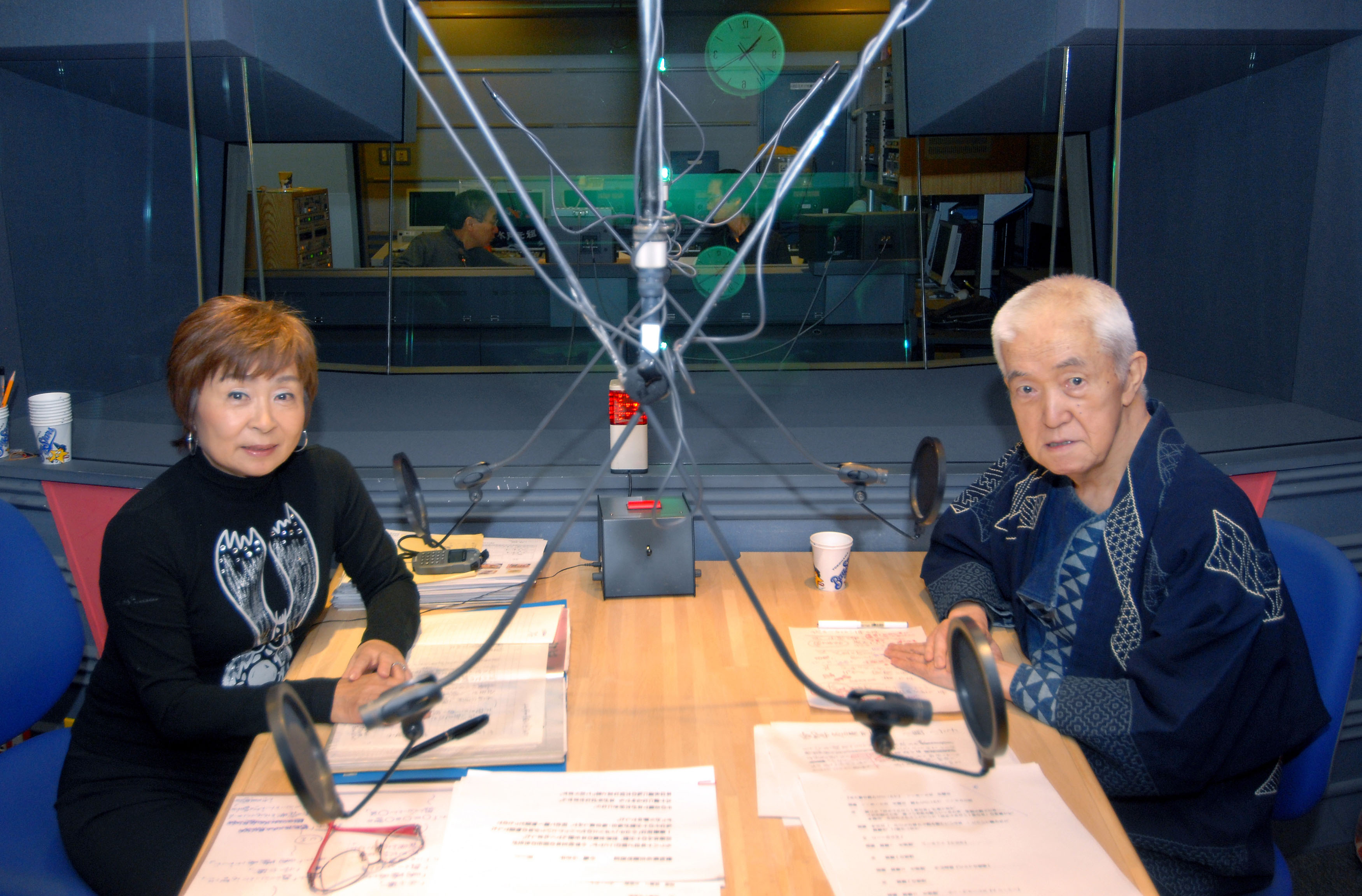 ラジオスタジオで遠藤泰子さんと向かい合う永六輔