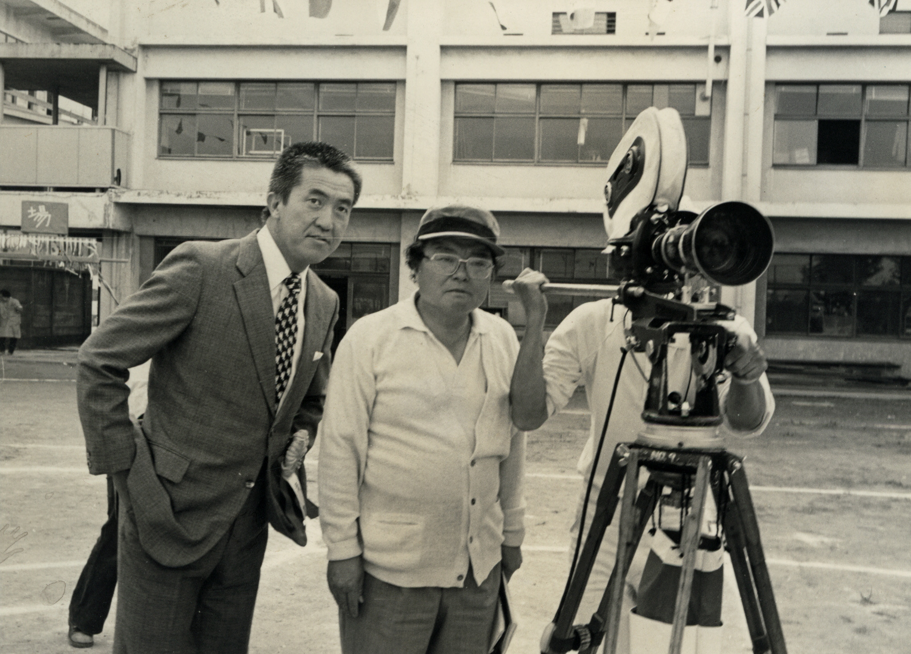 映画《春男の翔んだ空》の撮影現場でカメラの傍らに立つ永六輔