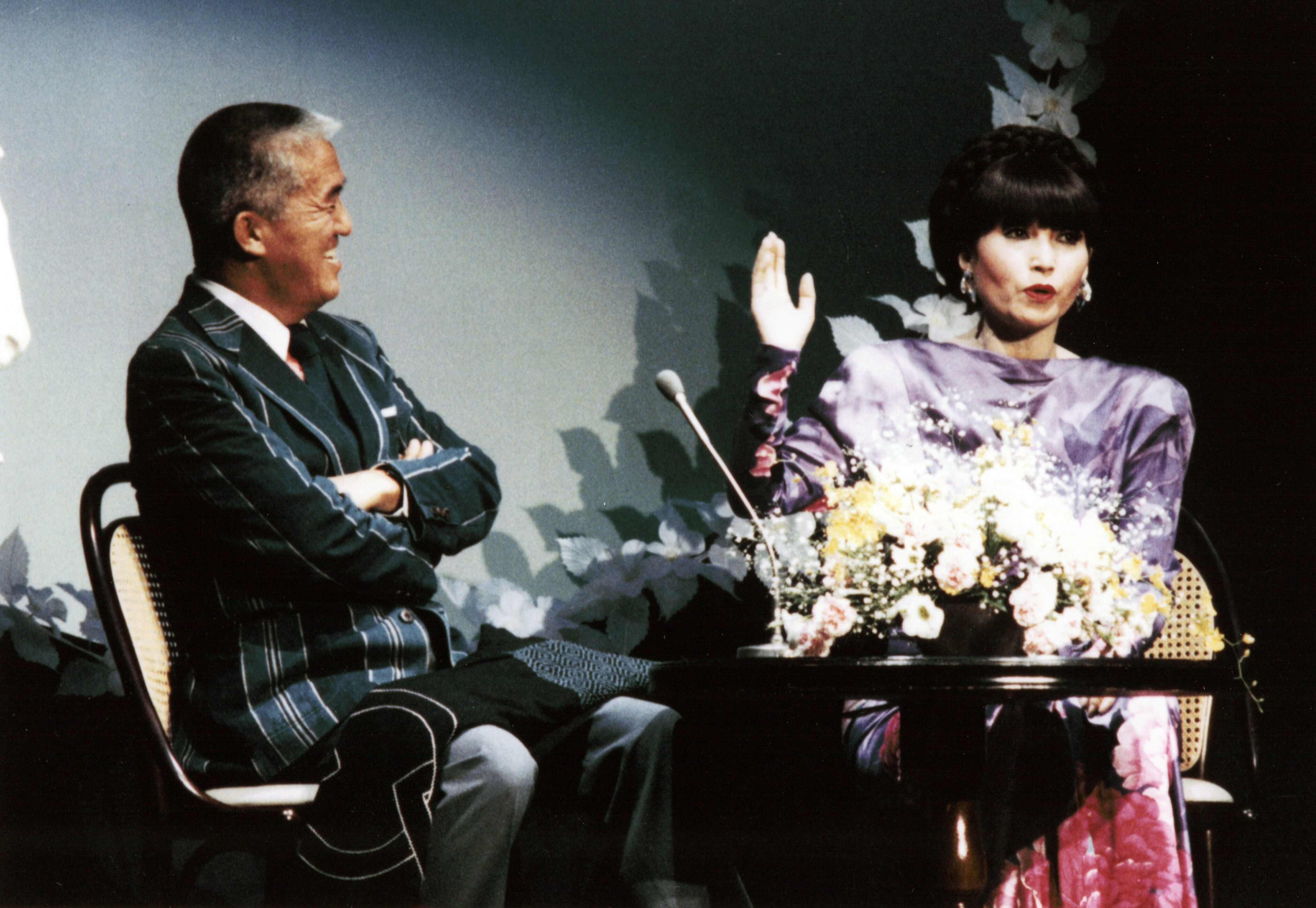 黒柳徹子さんとのトークショーで笑顔を見せる永六輔