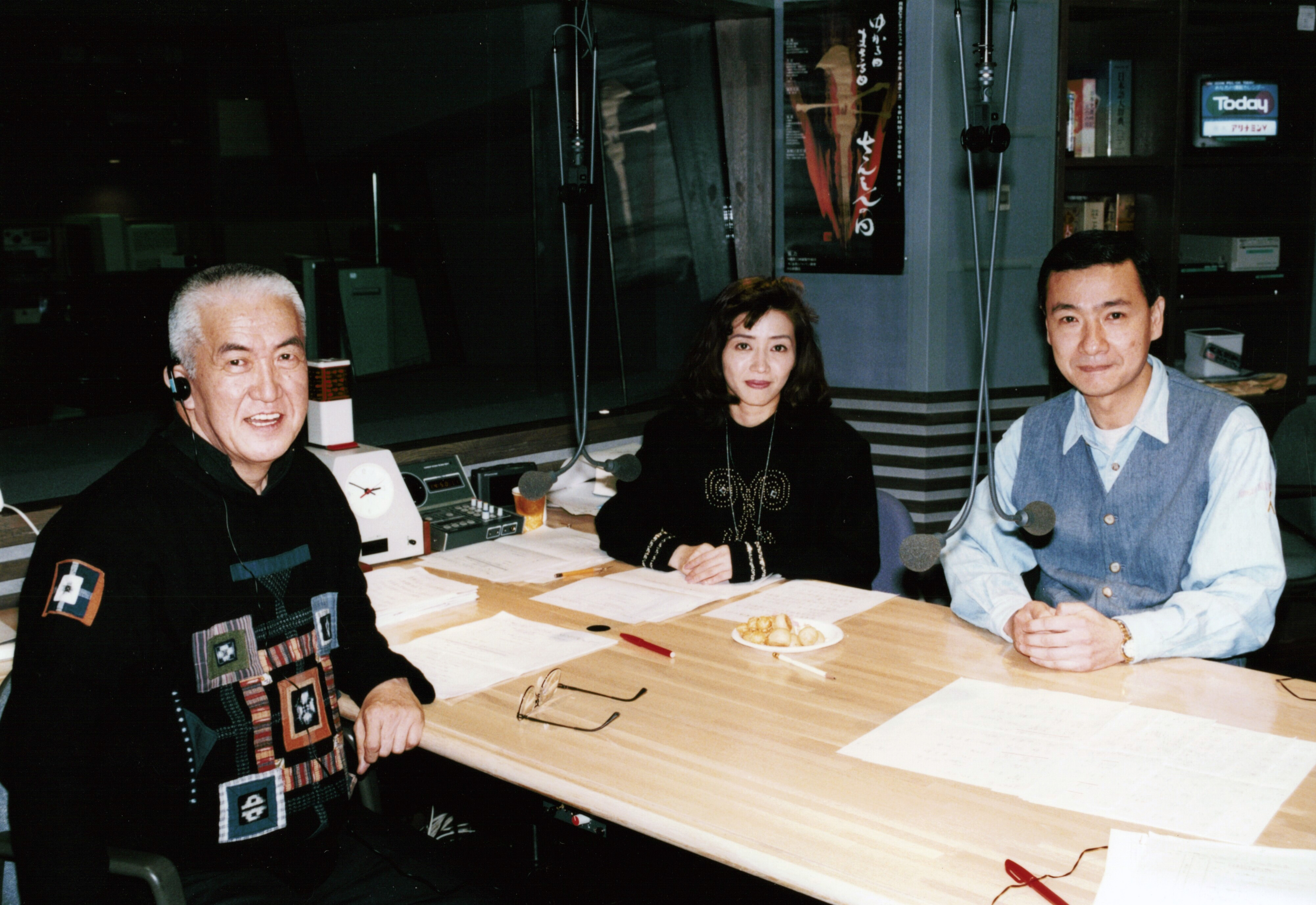 TBSラジオのスタジオで長峰由紀さん、久米宏さんと並ぶ永六輔
