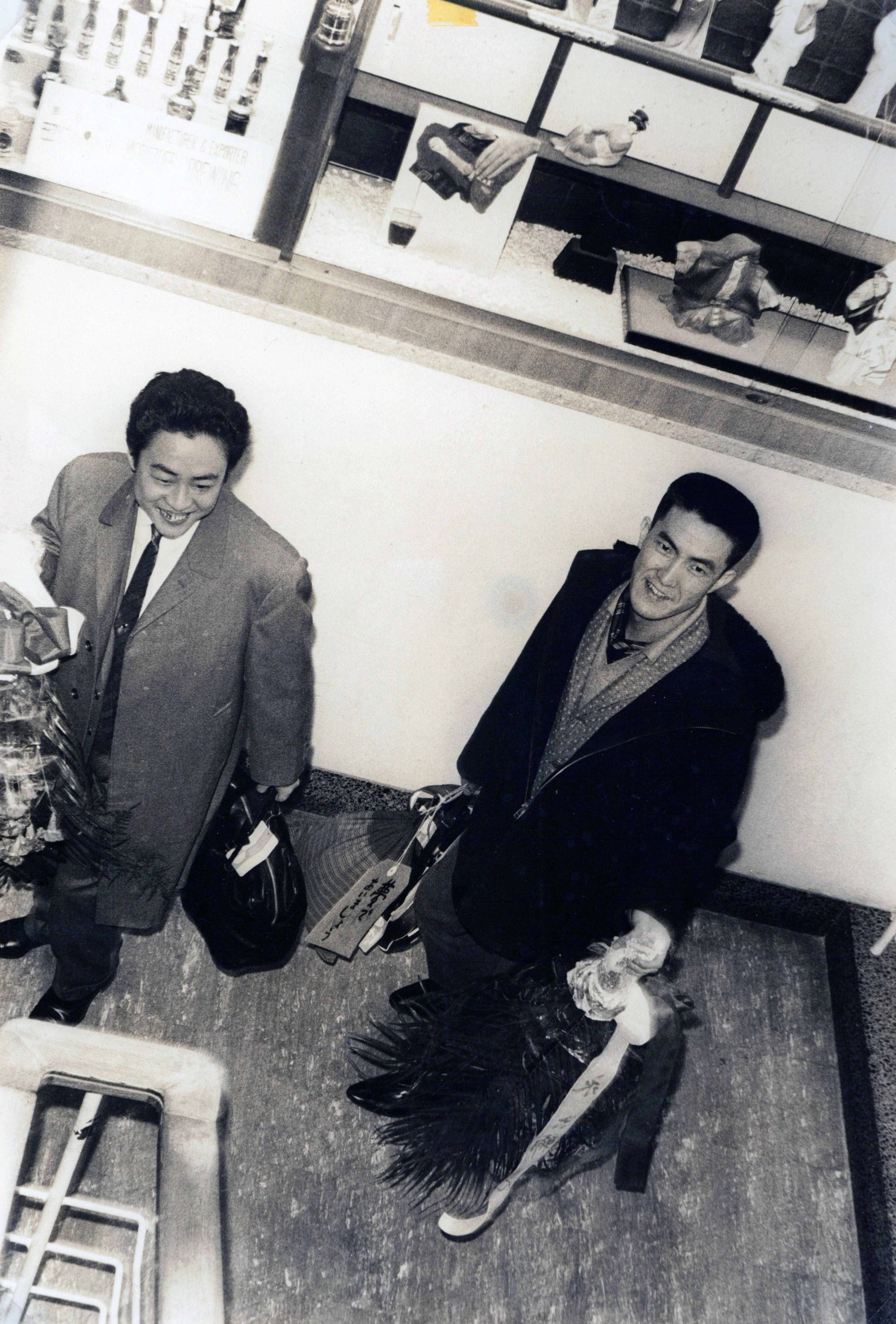 1963年の渡米時、同行者と写る永六輔