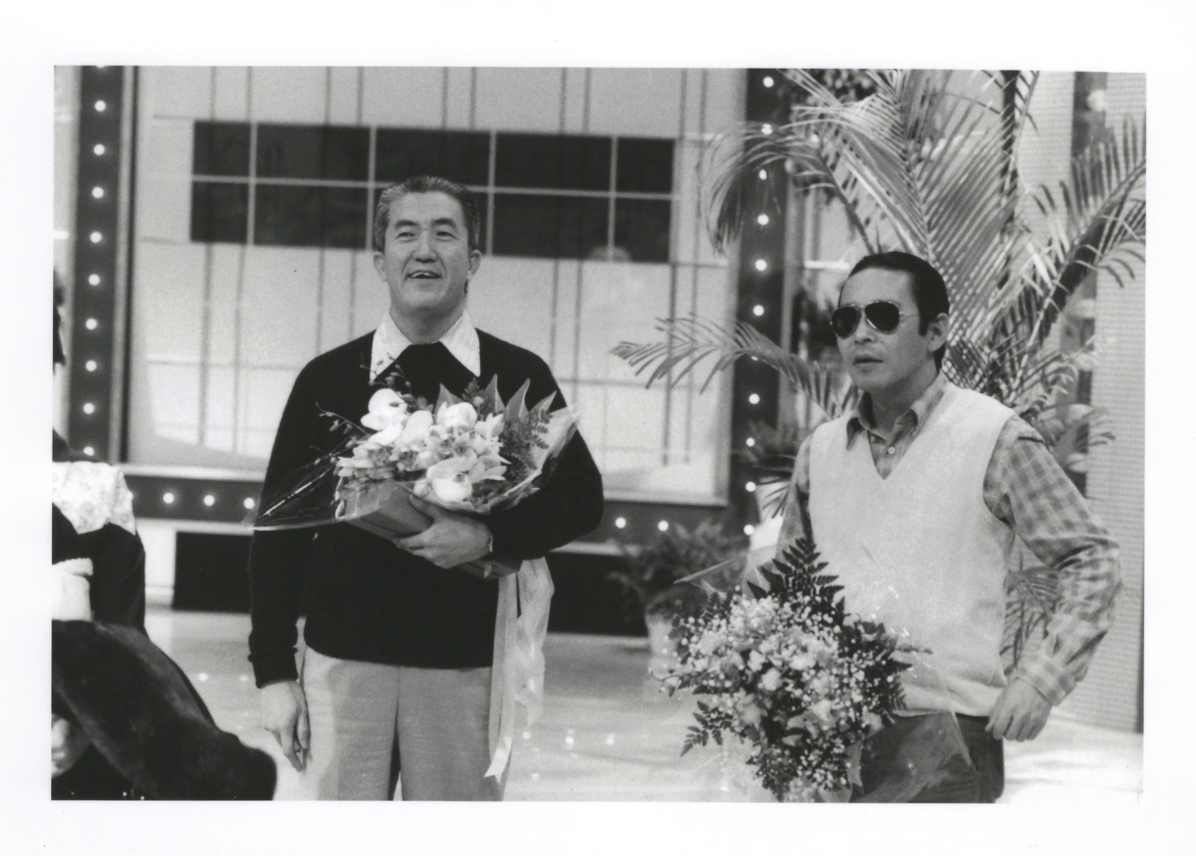 タモリさんと花束を手に並ぶ永六輔