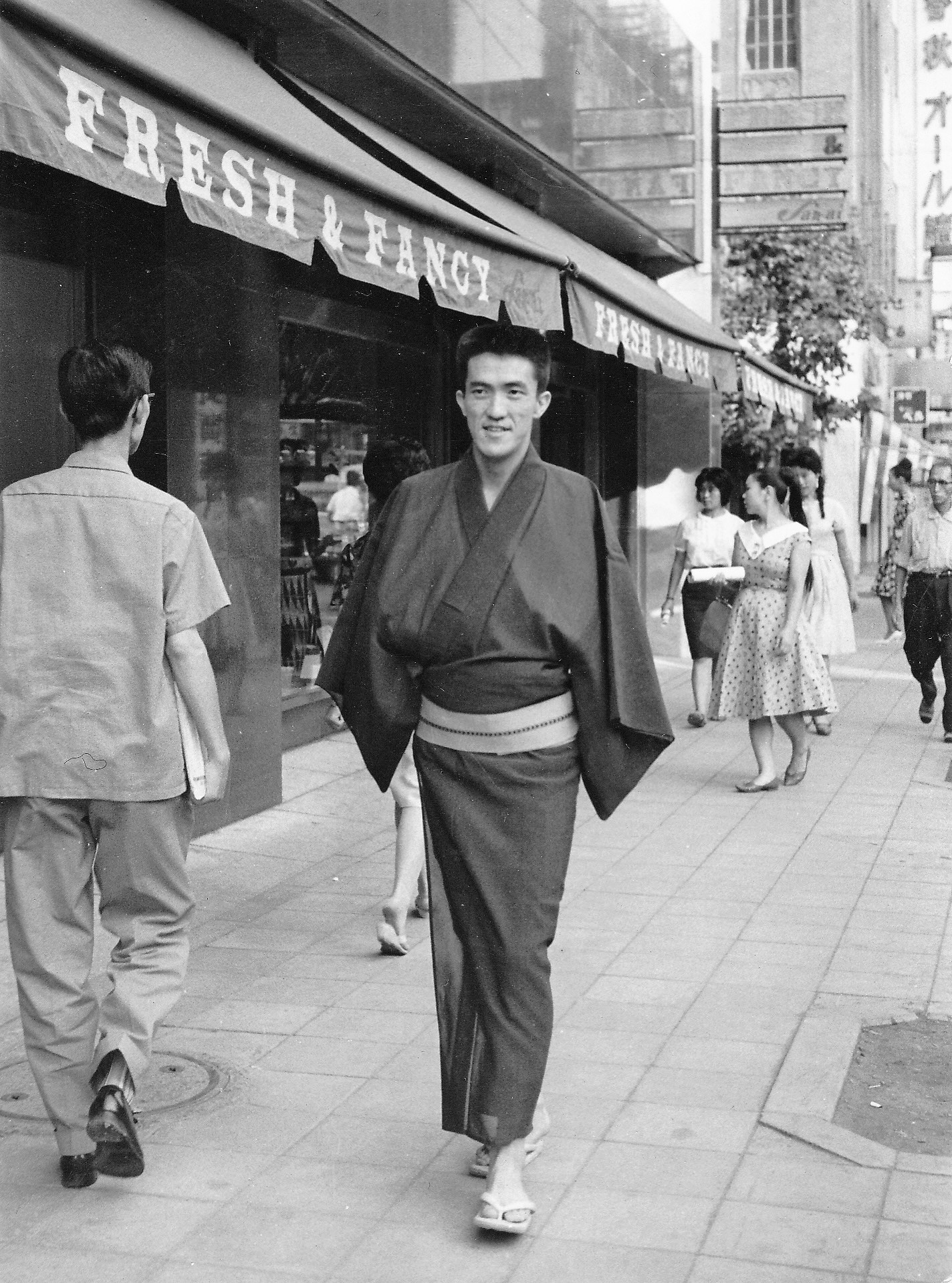 和装で街を歩く若き日の永六輔
